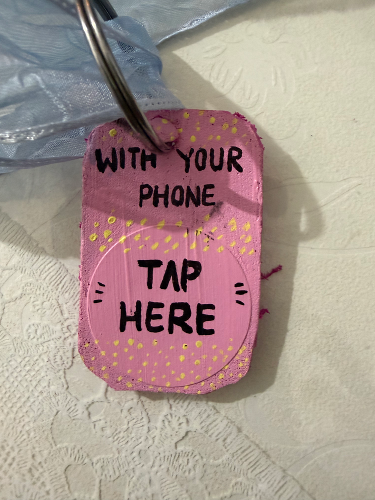 Tap-here back with painted dots, on the ring